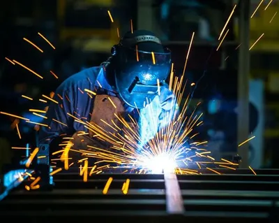 OŚWIATA. Szkolenia zawodowe, kursy BHP i pedagogiczne. Uprawnienia spawalnicze, energetyczne i na wózki widłowe.